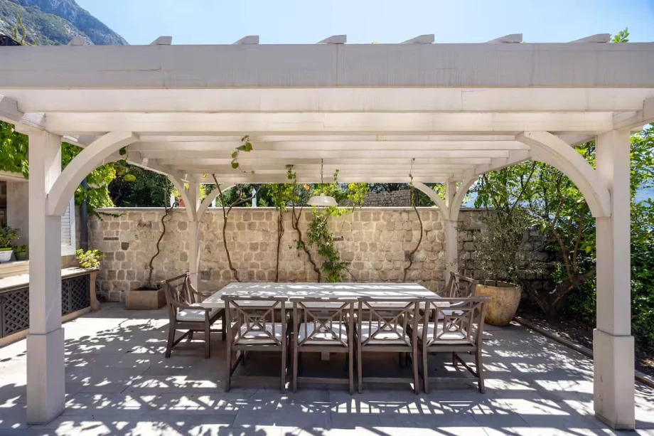 Alfresco Dining in Villa Courtyard with Stone‑Paved Terrace