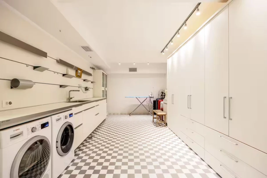 Villa Laundry Room with Modern Appliances and Functional Design