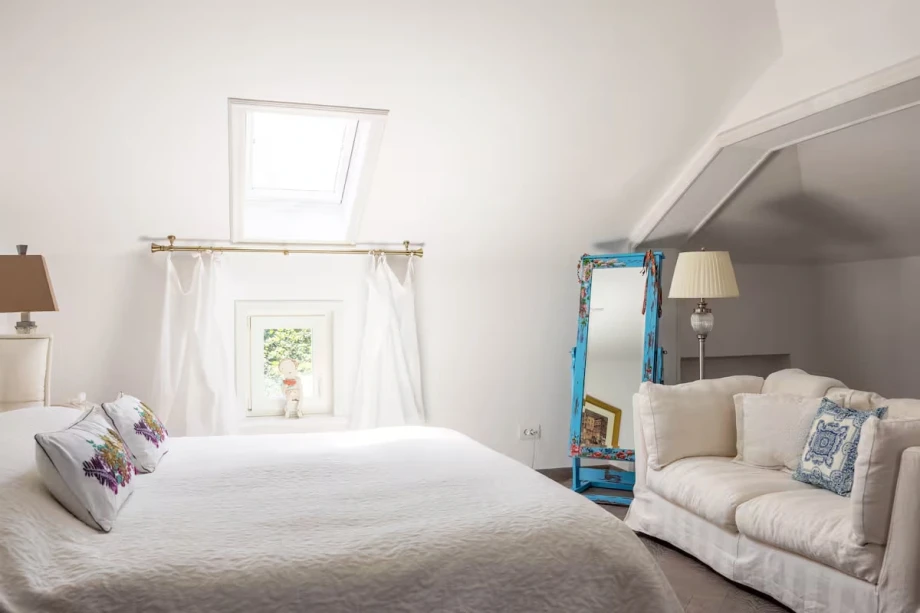 Cozy Villa Bedroom with Inviting Atmosphere and Warm Decor