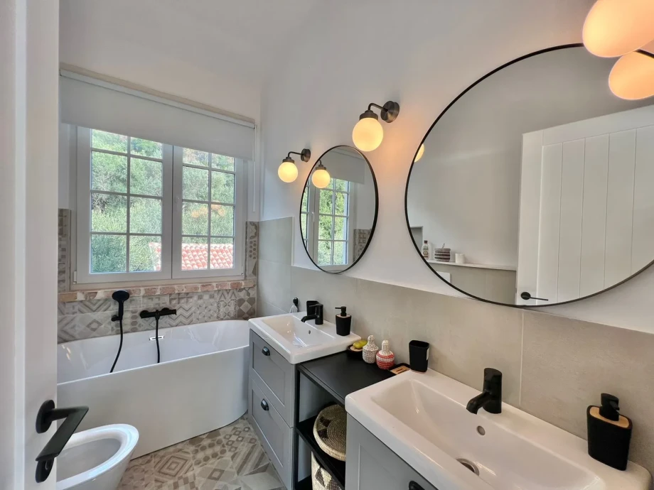 Family Bathroom with Bathtub