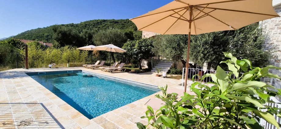 Outdoor Pool (9 x 4 m)