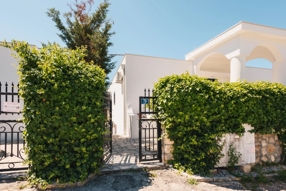 Villa Entrance & Courtyard – 7-Bedroom Beachfront Retreat