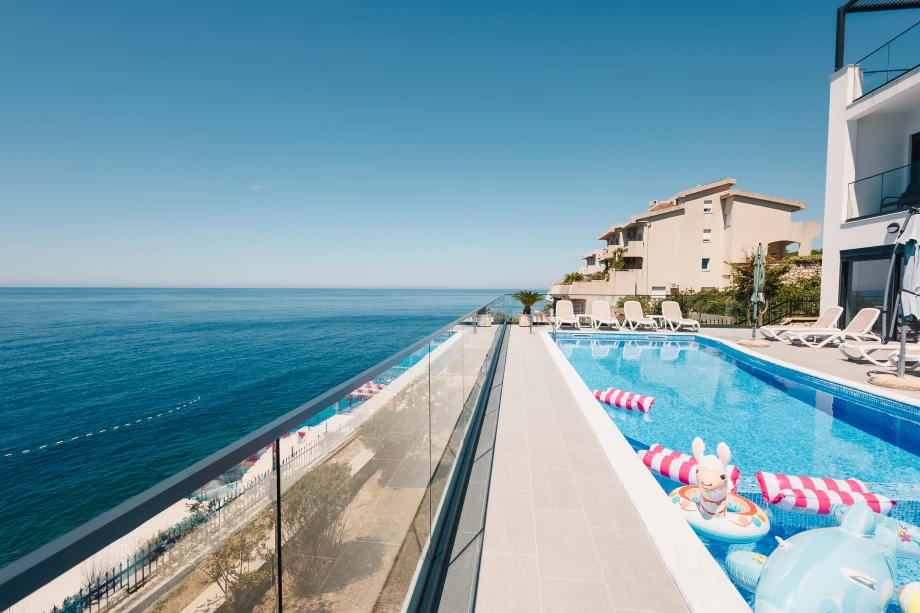 Pool & Sea Views – 7-Bedroom Beachfront Villa