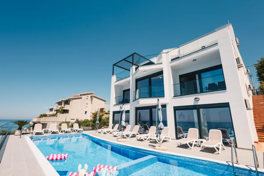 12×4.5m Pool with Sea View – 7-Bedroom Beachfront Villa