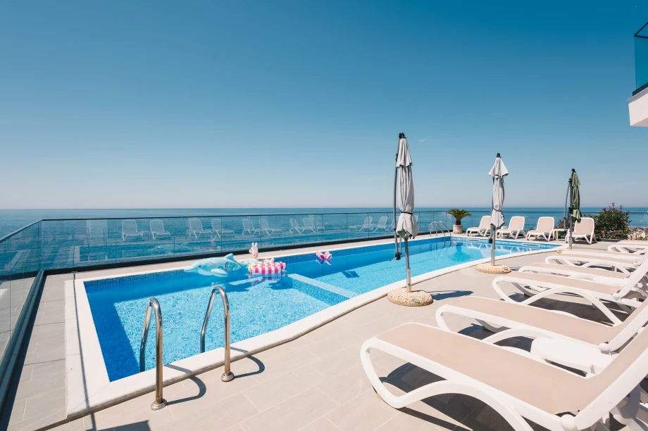 Luxury Pool – 7-Bedroom Beachfront Villa