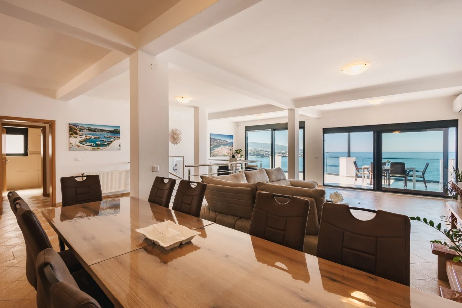 Dining Area with High-Gloss Table – 7-Bedroom Beachfront Villa