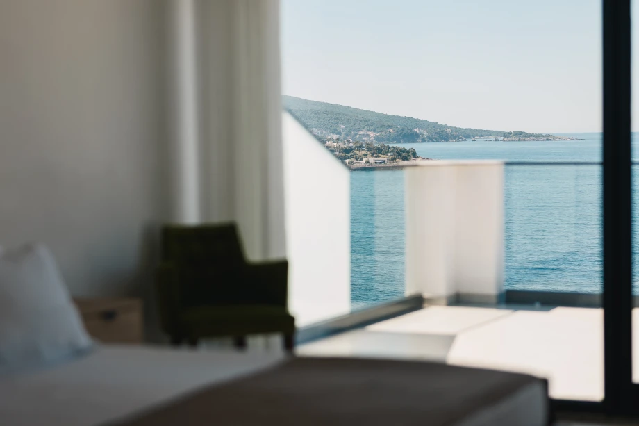 Double Bed with Sea View – 7-Bedroom Beachfront Villa