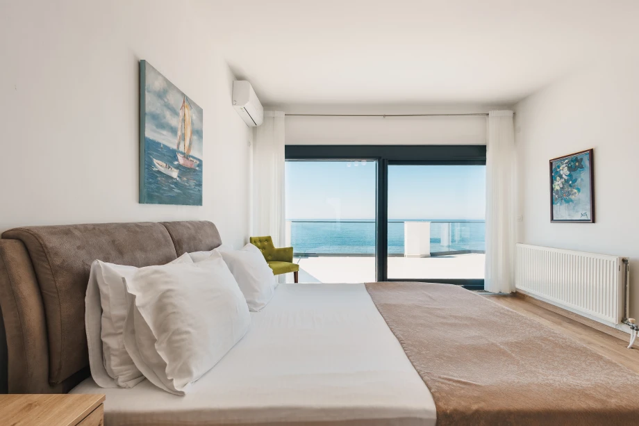 Double Bed with Sea View – 7-Bedroom Beachfront Villa