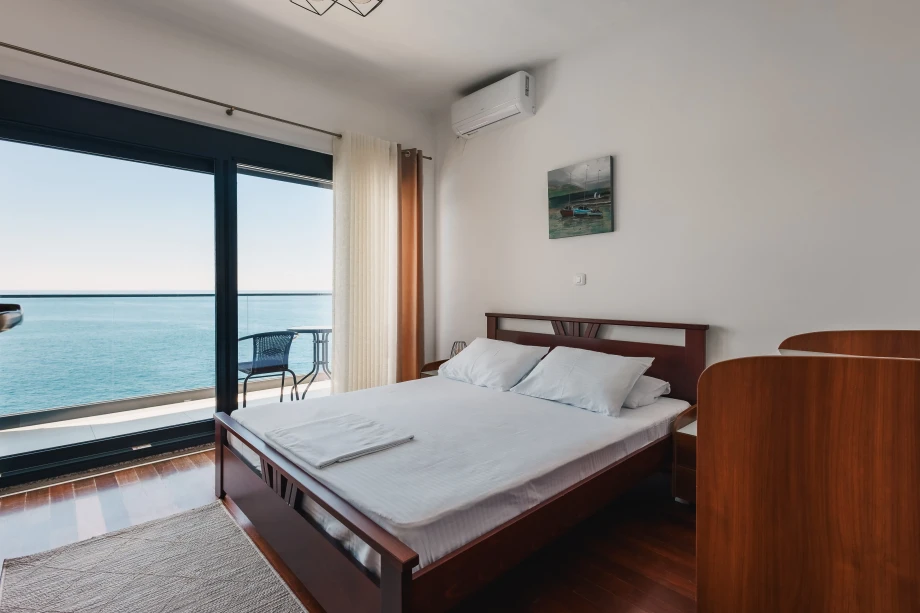 Double bed with sea view