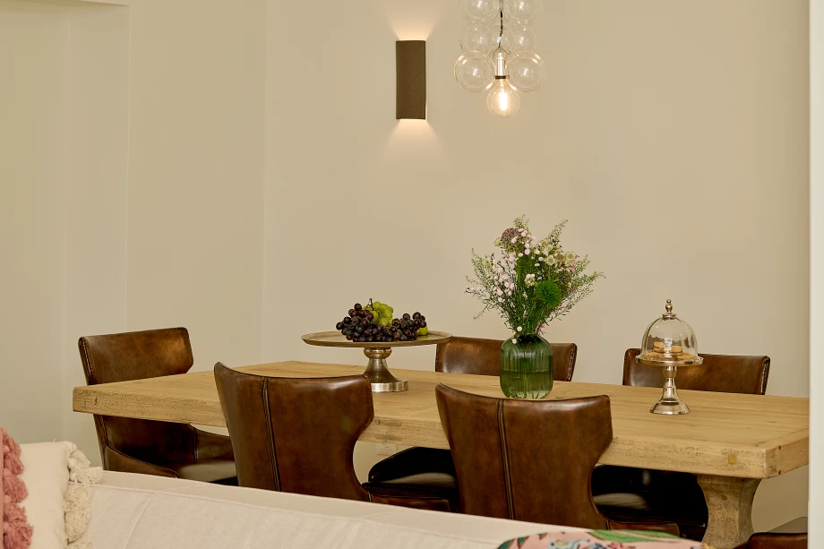 An Oasis of Calm: Bright and Spacious Open-Concept Home