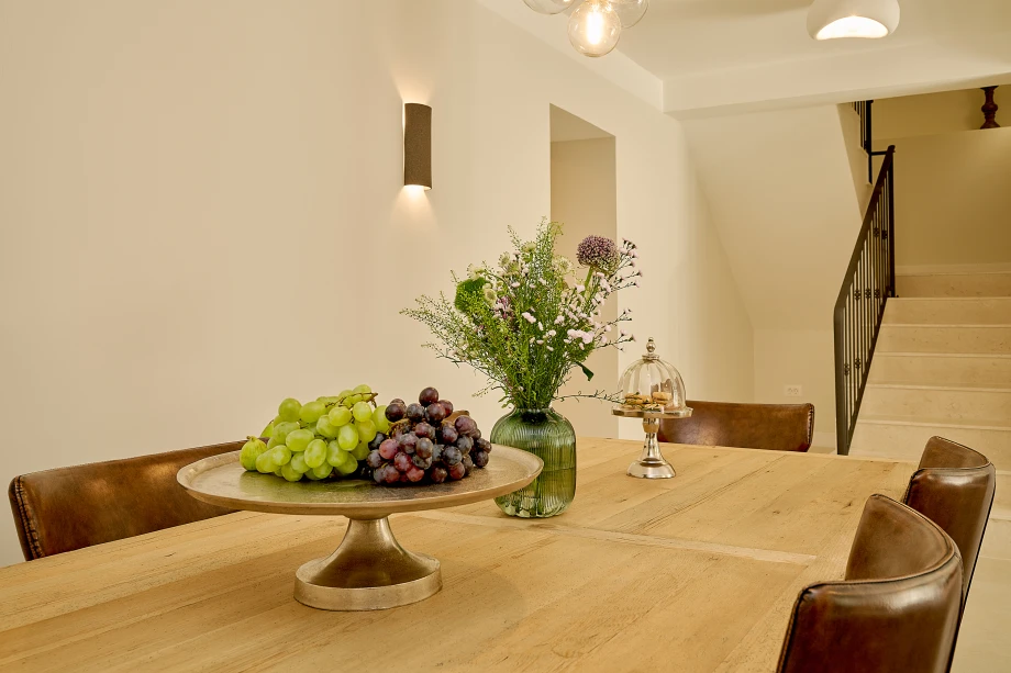 An Oasis of Calm: Bright and Spacious Open-Concept Home