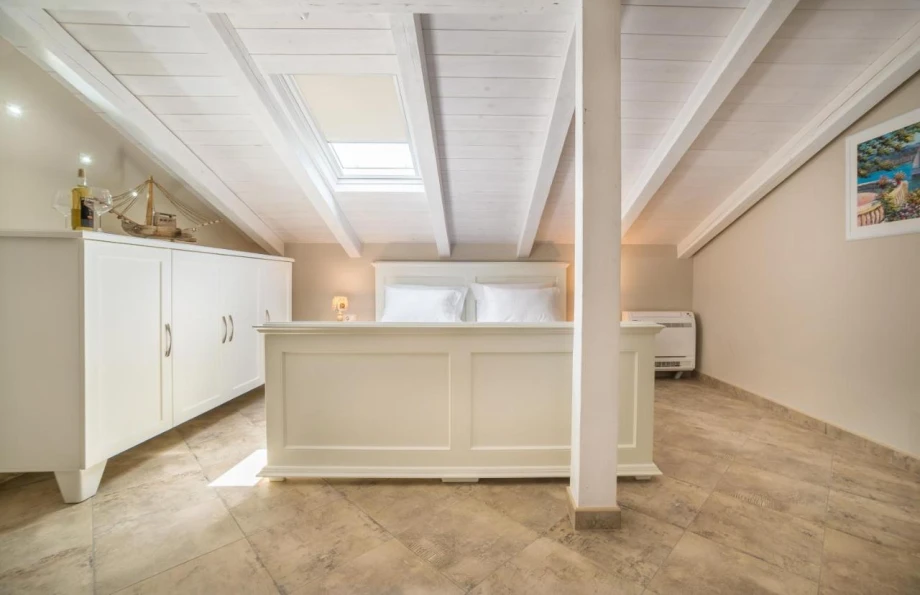 Villa Lume – Elegant Bedroom with Modern Comforts