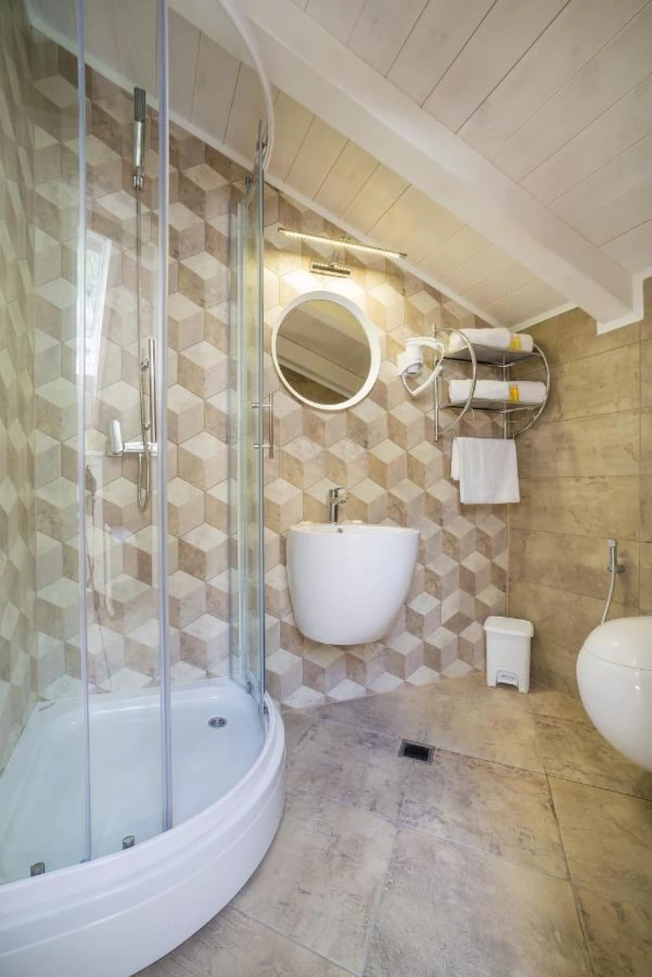Villa Lume – Bathroom with Contemporary Touches