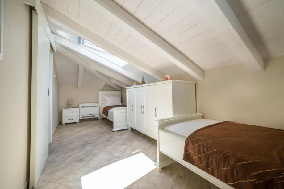 Villa Lume – Tranquil Coastal Bedroom Retreat