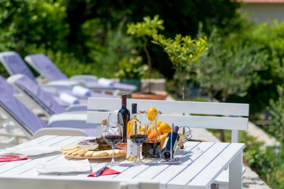 Villa Lume – Relaxing Sun Loungers with Side Table