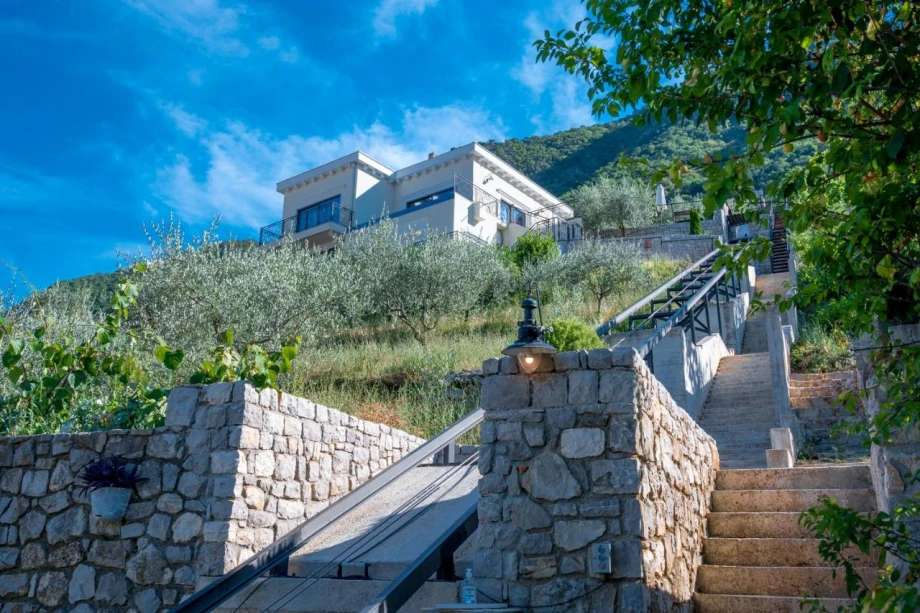 Villa Lume – Elegant Steps to Your Coastal Retreat