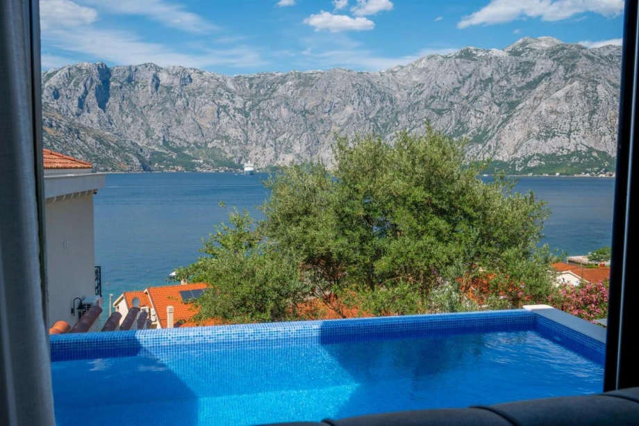 Villa Lume – Relaxing Pool Area for Sun and Leisure