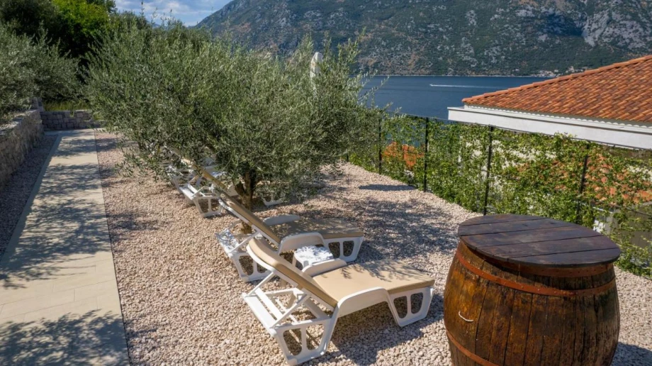 Villa Lume – Relax on Outdoor Sun Loungers with Sea View