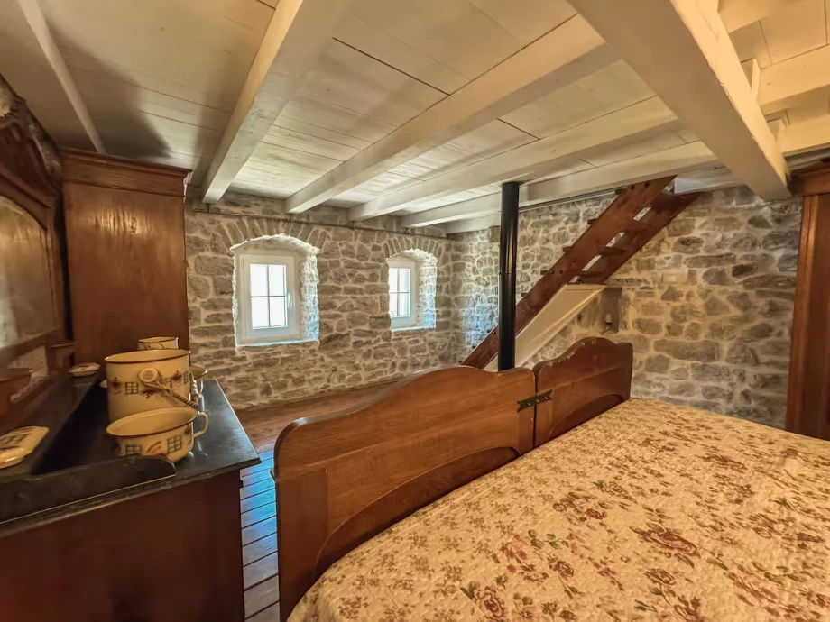 Villa Zephyr – Charming Bedroom with Vintage Touches