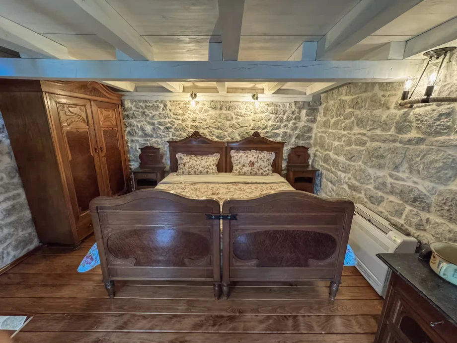 Villa Zephyr – Charming Bedroom with Vintage Touches