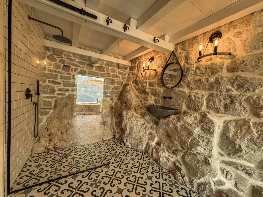 Villa Zephyr – Elegant Retro Bathroom Design