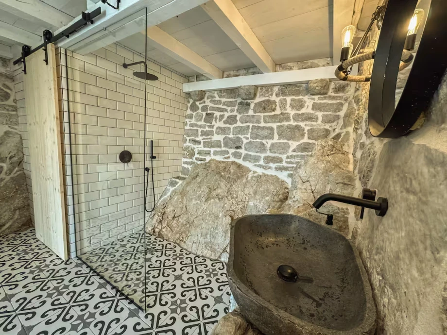 Villa Zephyr – Classic Bathroom with Timeless Style