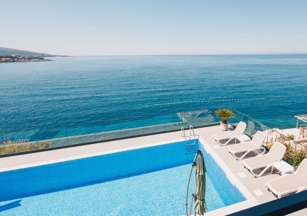 Infinite Horizons: Luxury Poolside Relaxation