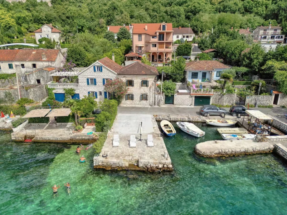 Peaceful Waterfront Escape with Private Dock Facilities