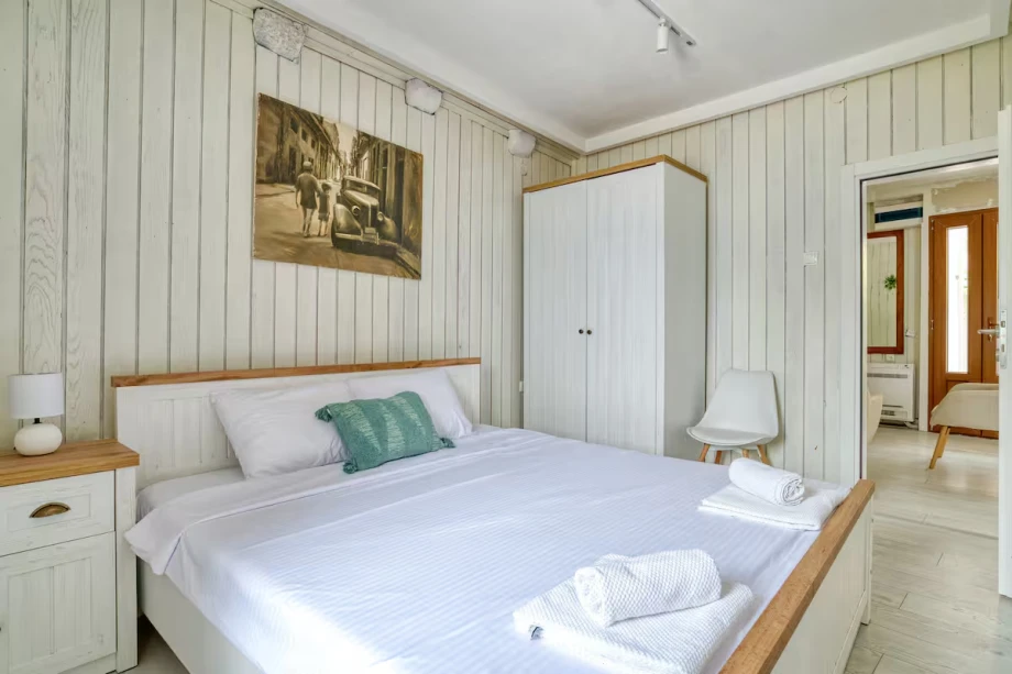 Luxurious King-Size Bed for Ultimate Comfort