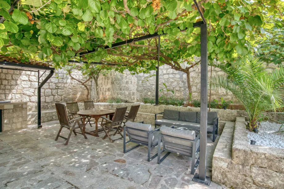 Charming Outdoor Dining and Seating with Vines