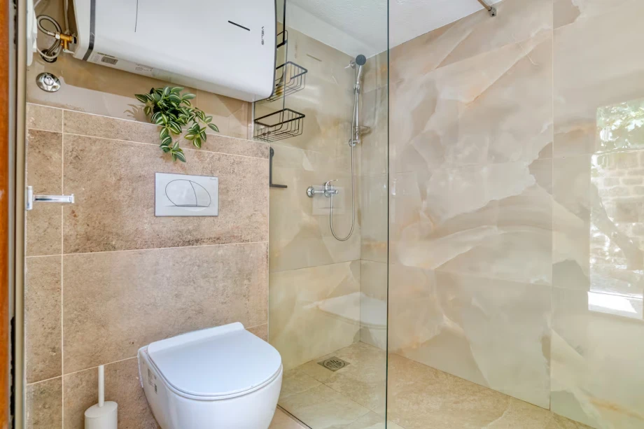 Modern Bathroom with Sleek Design