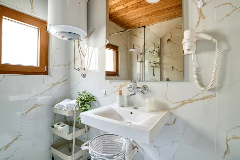 Modern Bathroom with Elegant Mirror