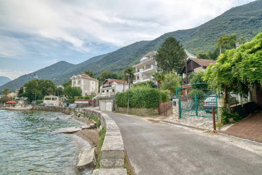 Direct Beach Access with Sandy Shores