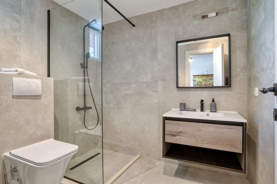 Modern and Stylish Bathroom