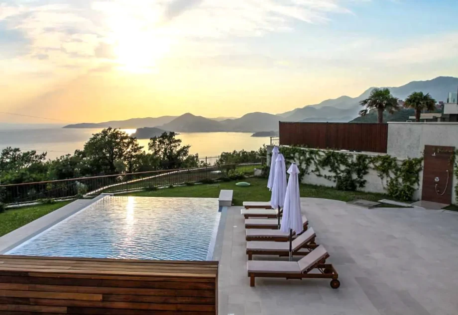 Luxury sea-view villa Blue Horizon Sveti Stefan Montenegro – heated saltwater pool and sun loungers