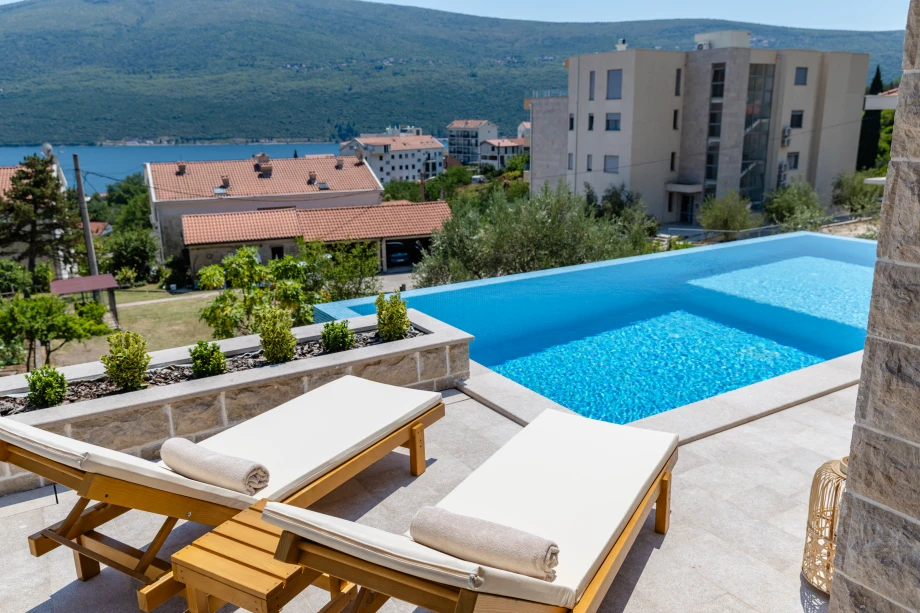Villa Blue Vida Infinity Pool with Sunlit Terrace in Đenovići