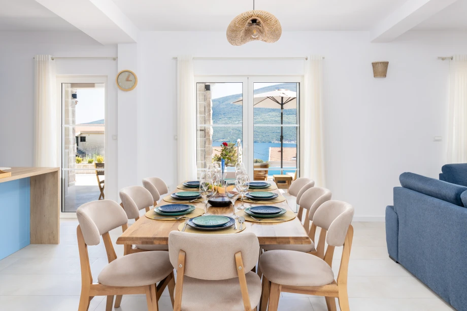 Stylish Indoor Dining Table Setup