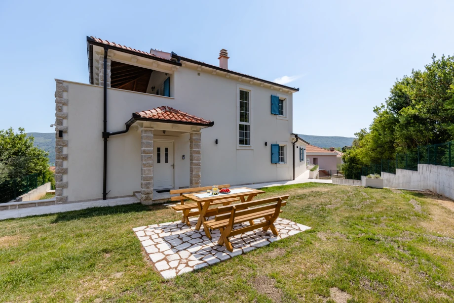 Backyard Dining Table in a Private Outdoor Setting