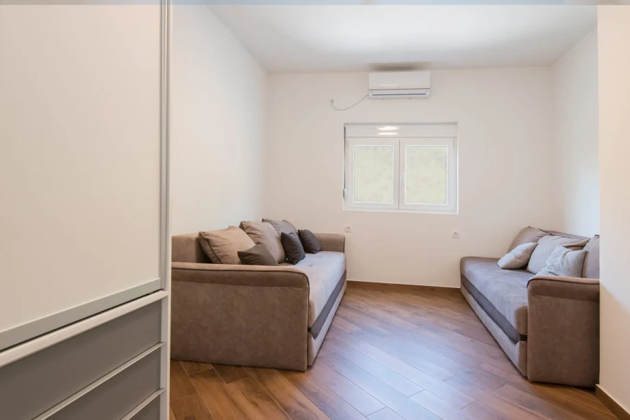 Bedroom with Two Single Beds
