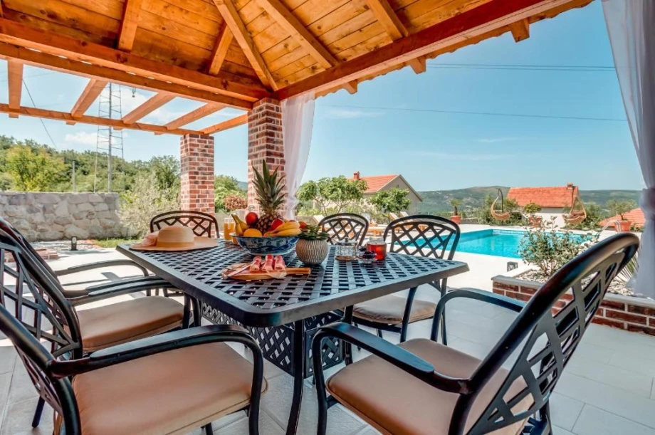 Summer Garden with Outdoor Seating & Greenery