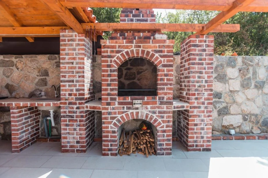 Outdoor Barbecue Area with Built‑In Grill & Seating