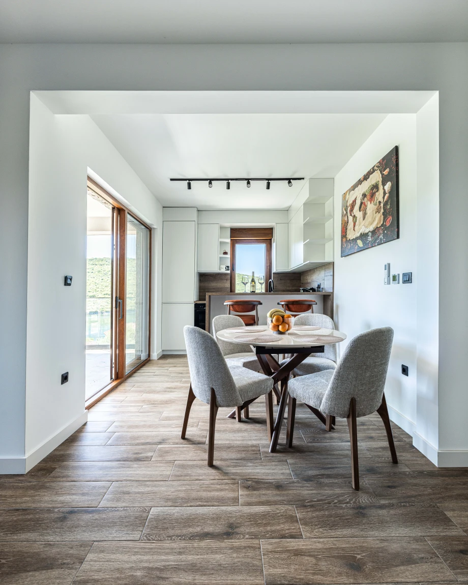 Kitchen & Dining Area