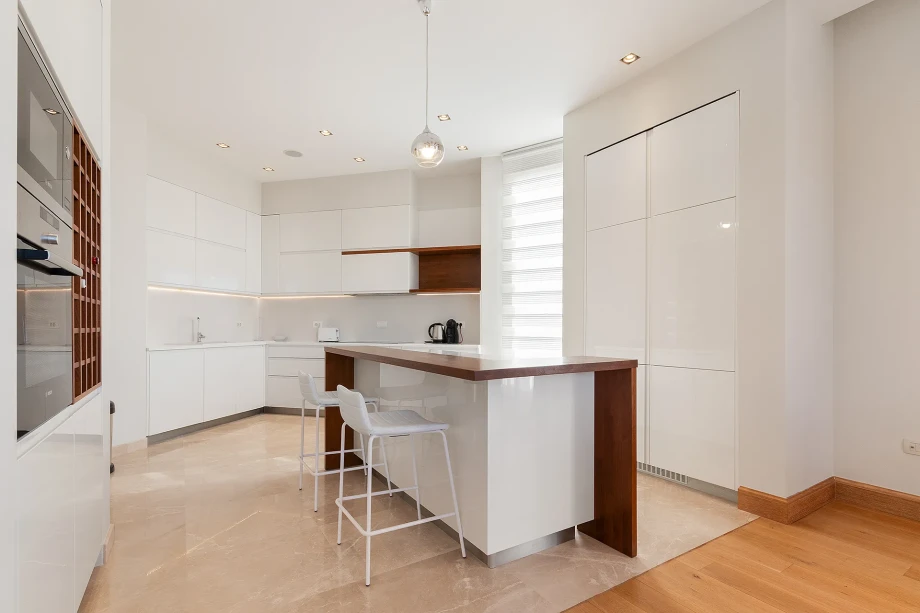 Modern bright kitchen with breakfast bar