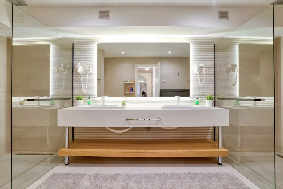 Elegant en-suite bathroom