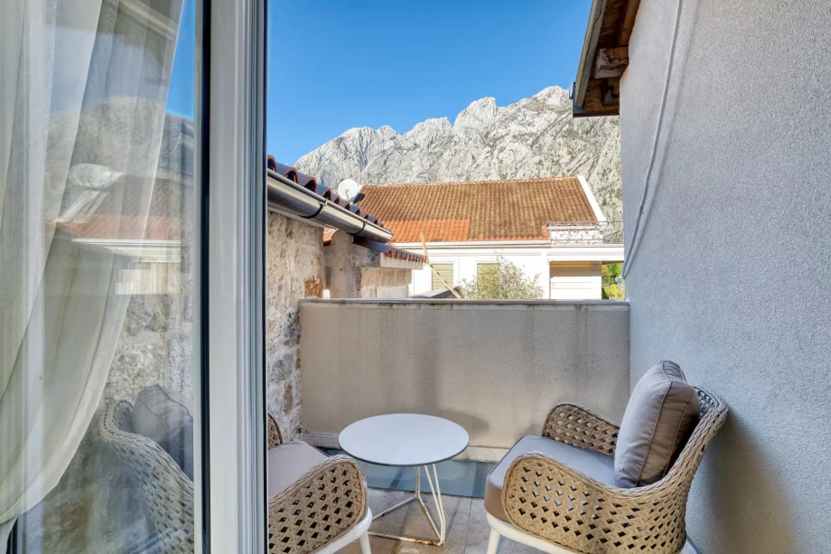 Villa Riviera Privata Balcony with Cozy Outdoor Seating