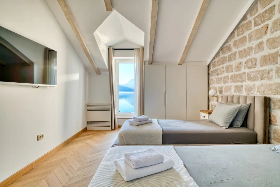 Twin bedroom with Adriatic view