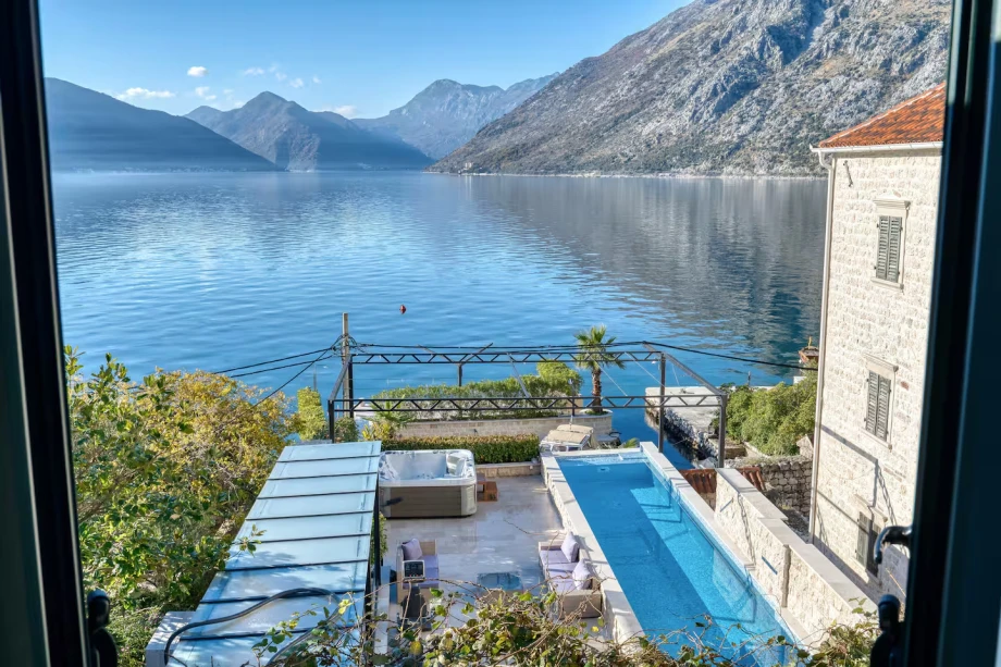 Villa Riviera Privata — Coastal Sea View Toward Open Bay