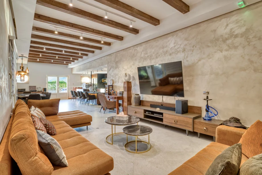 Villa Riviera Privata — Living Room with Smart TV Entertainment Area