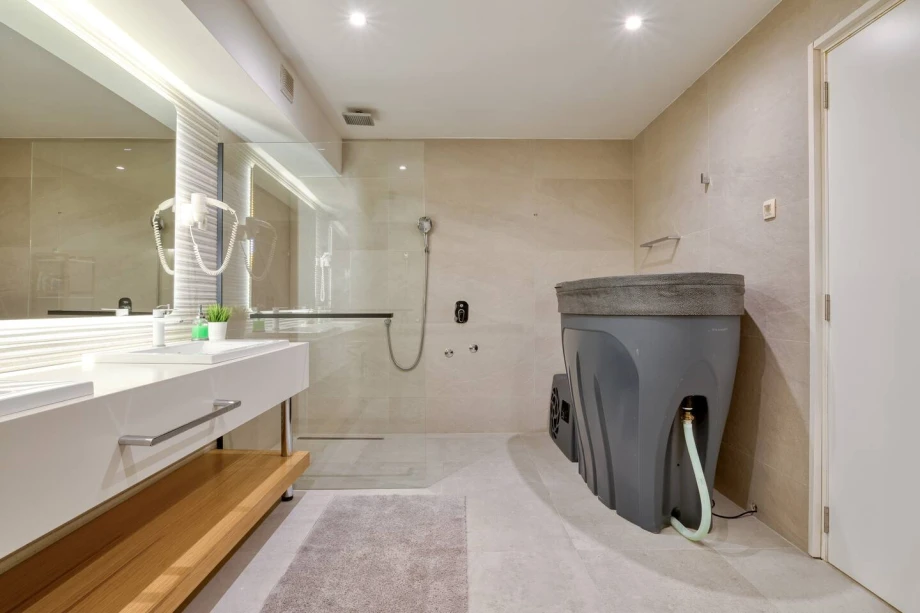 Villa Riviera Privata — Bathroom with Cold Plunge Bathtub
