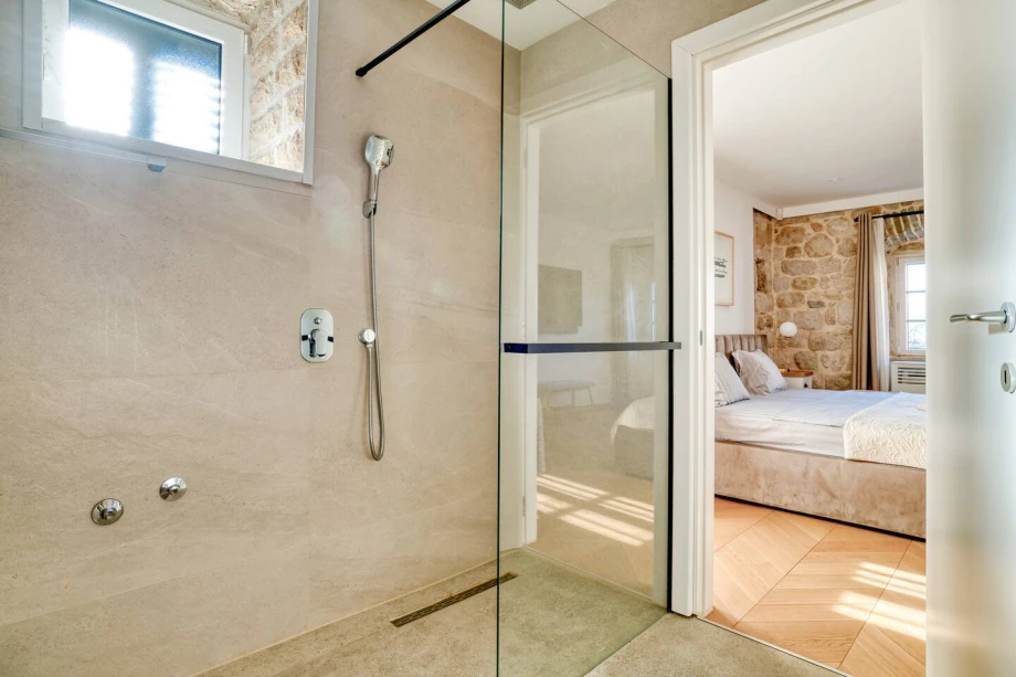 Villa Riviera Privata — Walk-In Shower Detail in Luxury Bathroom